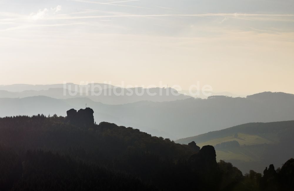 Luftbild Brilon - Silhouette der Felsformation Bruchhauser Steine bei Bruchhausen bei Brilon im Bundesland Nordrhein-Westfalen