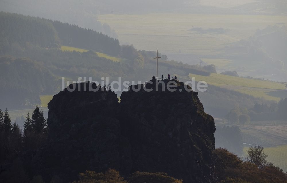 Brilon aus der Vogelperspektive: Silhouette der Felsformation Bruchhauser Steine bei Bruchhausen bei Brilon im Bundesland Nordrhein-Westfalen
