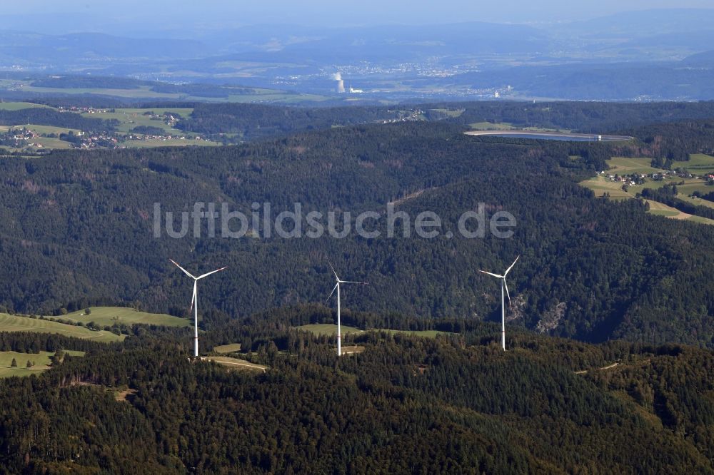 Luftaufnahme Hasel - Silhouette einer Gruppe von drei Windkraftenergieanlagen auf dem Glaserkopf im Südschwarzwald in Hasel im Bundesland Baden-Württemberg, Deutschland