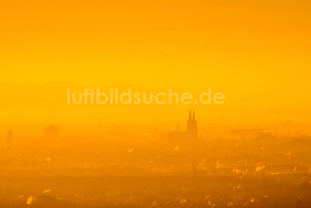 Köln von oben - Silhouette des Innenstadtbereiches im Ortsteil Altstadt-Nord in Köln im Bundesland Nordrhein-Westfalen