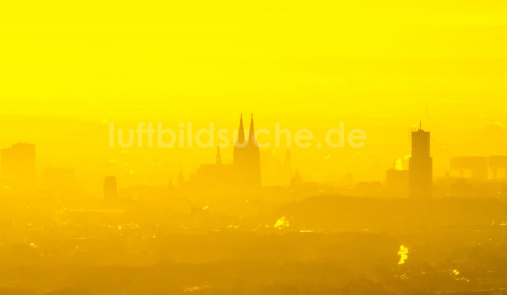 Luftbild Köln - Silhouette des Innenstadtbereiches im Ortsteil Altstadt-Nord in Köln im Bundesland Nordrhein-Westfalen