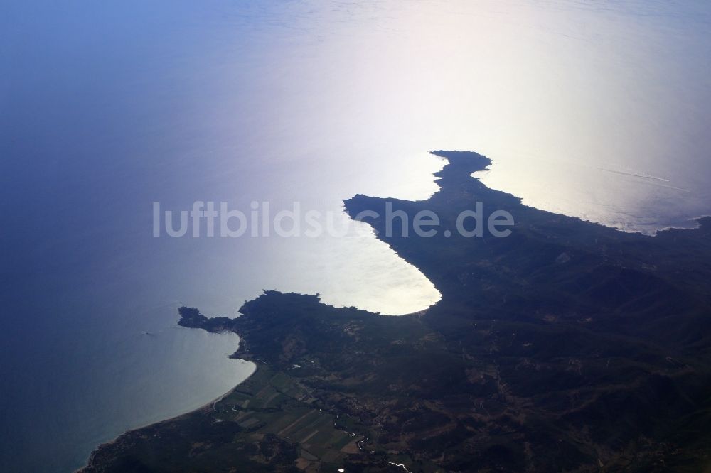 Luftbild Serra-di-Ferro - Silhouette der Küsten- Landschaft an der zerklüfteten Küste der Insel Korsika bei Serra-di-Ferro in Frankreich