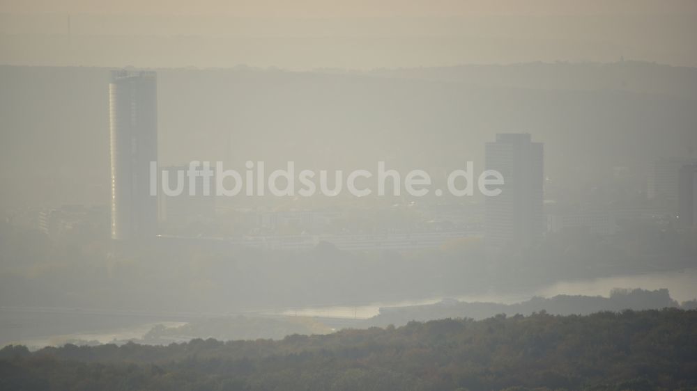 Bonn von oben - Silhouette des vernebelten Innenstadtbereiches im Ortsteil Gronau in Bonn im Bundesland Nordrhein-Westfalen, Deutschland