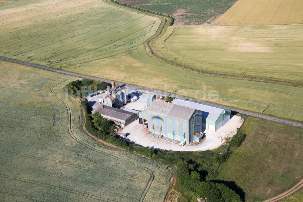 Luftbild Talcy - Silo und Getreide- Speicher mit angrenzenden Lagerhallen der Agri Négoce in Talcy in Centre-Val de Loire, Frankreich