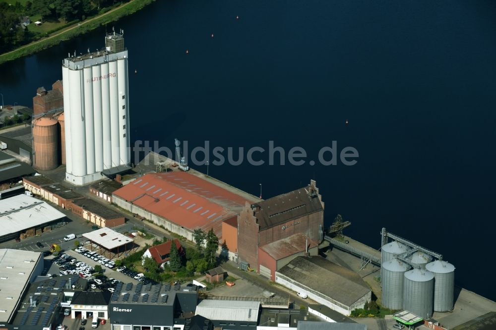 Mölln aus der Vogelperspektive: Silo und Getreide- Speicher mit angrenzenden Lagerhallen der Grundstücksgesellschaft Hermann Rautenberg mbH an der Hafenstraße in Mölln im Bundesland Schleswig-Holstein