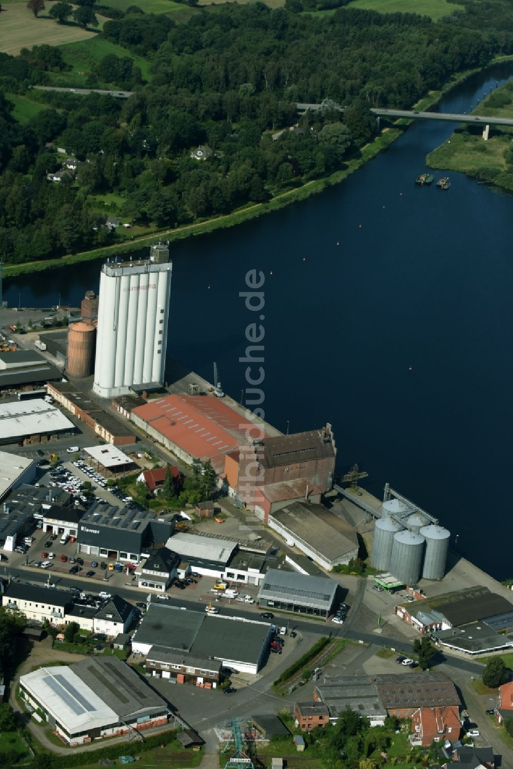 Luftaufnahme Mölln - Silo und Getreide- Speicher mit angrenzenden Lagerhallen der Grundstücksgesellschaft Hermann Rautenberg mbH an der Hafenstraße in Mölln im Bundesland Schleswig-Holstein