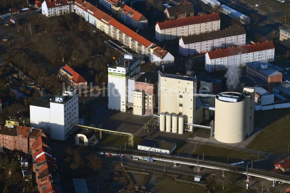 Luftaufnahme Erfurt - Silo und Getreide- Speicher mit angrenzenden Lagerhallen im Ortsteil Ilversgehofen in Erfurt im Bundesland Thüringen, Deutschland