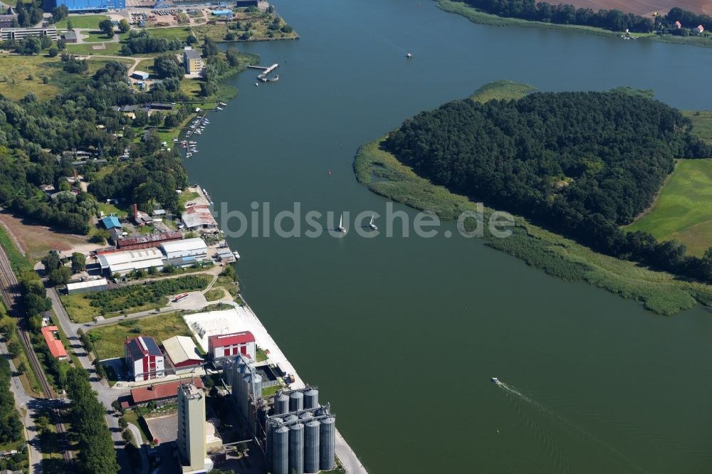 Wolgast aus der Vogelperspektive: Silo und Getreide- Speicher mit angrenzenden Lagerhallen in Wolgast im Bundesland Mecklenburg-Vorpommern