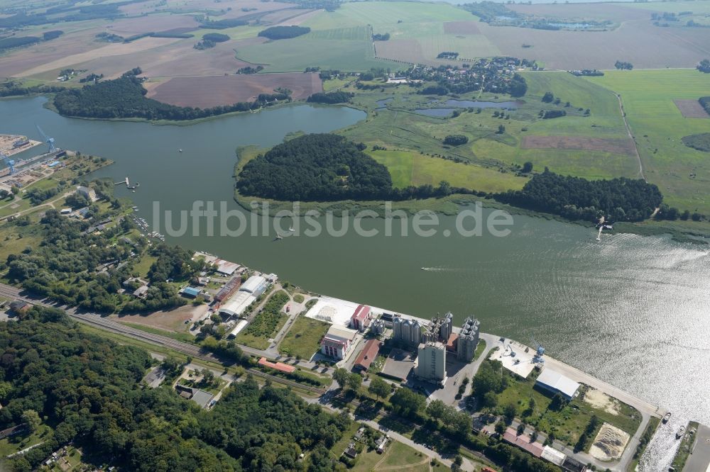 Wolgast aus der Vogelperspektive: Silo und Getreide- Speicher mit angrenzenden Lagerhallen in Wolgast im Bundesland Mecklenburg-Vorpommern