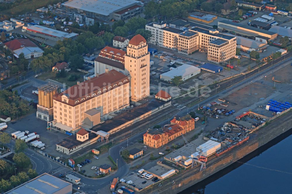 Luftaufnahme Dresden - Silo und Getreide- Speicher Dresdner Hafenmühle im Albertshafen in Dresden im Bundesland Sachsen, Deutschland