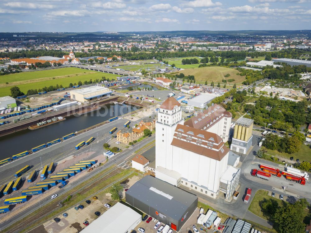 Dresden aus der Vogelperspektive: Silo und Getreide- Speicher Dresdner Hafenmühle im Albertshafen in Dresden im Bundesland Sachsen, Deutschland