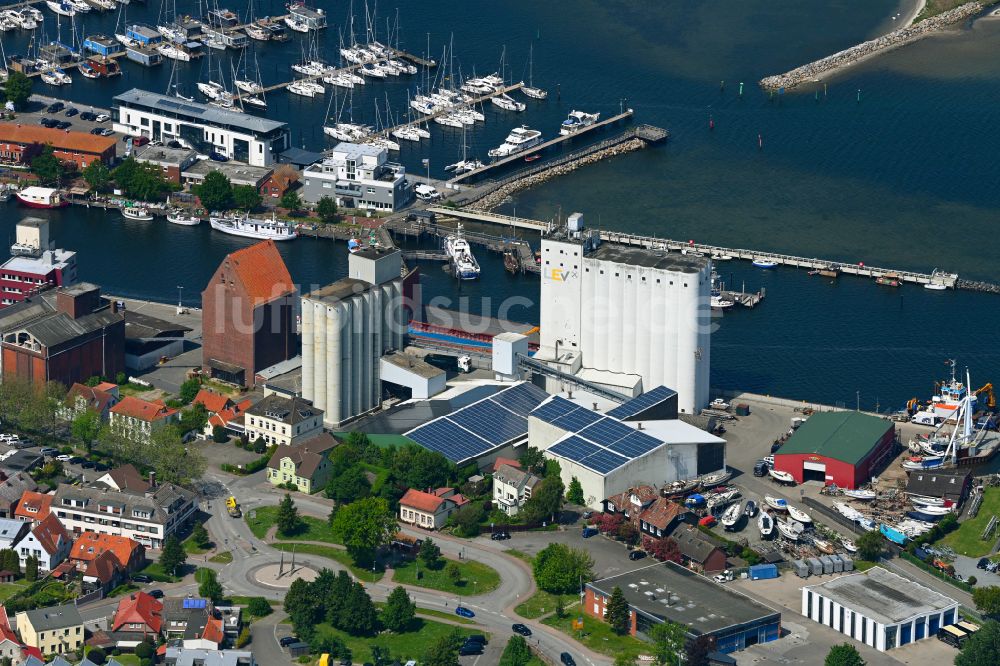 Luftaufnahme Heiligenhafen - Silo und Getreide- Speicher in Heiligenhafen im Bundesland Schleswig-Holstein, Deutschland