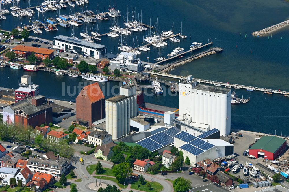 Heiligenhafen von oben - Silo und Getreide- Speicher in Heiligenhafen im Bundesland Schleswig-Holstein, Deutschland