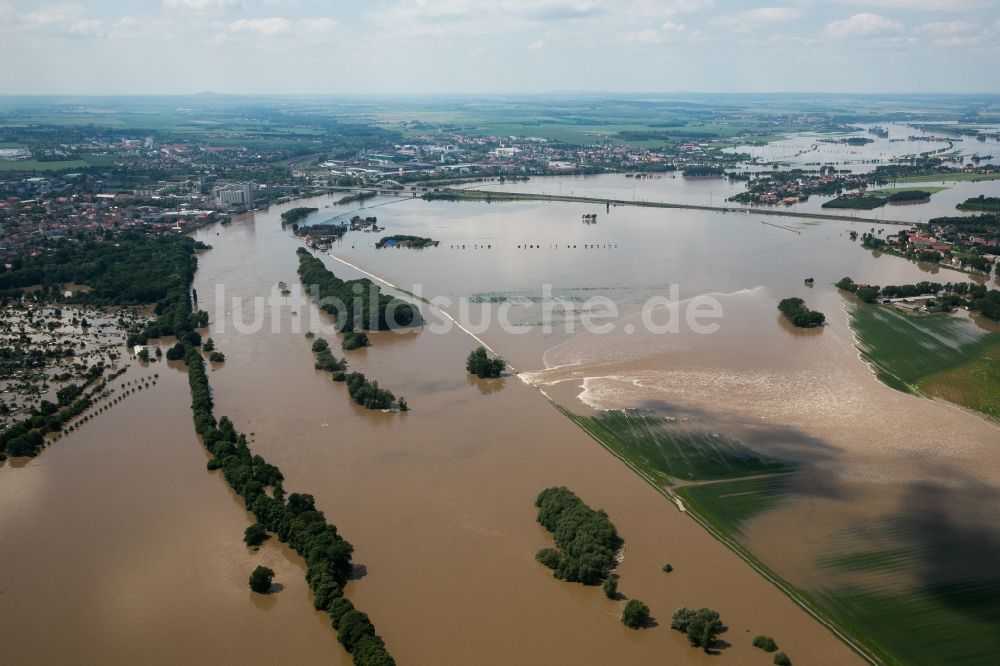 Riesa aus der Vogelperspektive: Situation während und nach dem Hochwasser an den Nord- und Süd-Ufern der Elbe bei Riesa und Nünchritz im Bundesland Sachsen