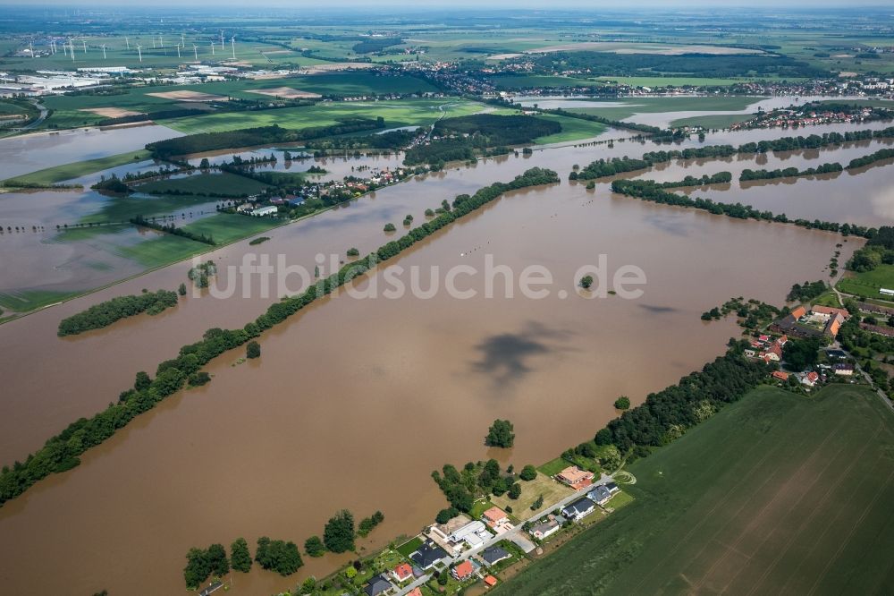 Riesa von oben - Situation während und nach dem Hochwasser an den Nord- und Süd-Ufern der Elbe bei Riesa und Nünchritz im Bundesland Sachsen