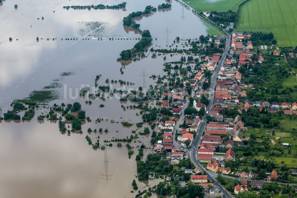 Luftaufnahme Brockwitz - Situation während und nach dem Hochwasser am Ufer der Elbe in Brockwitz bei Coswig im Landkreis Meißen im Bundesland Sachsen