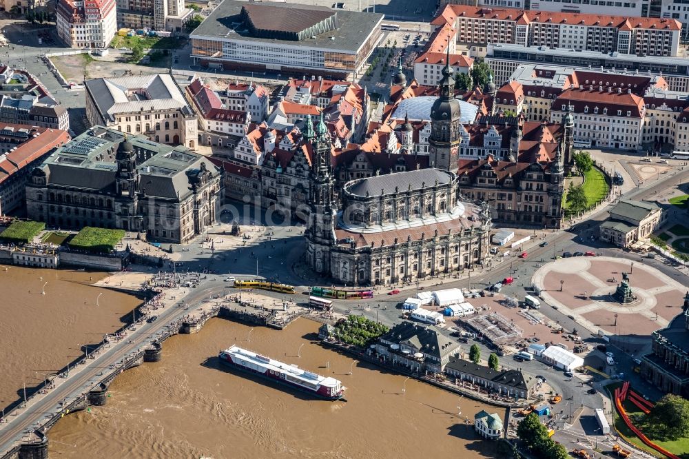 Luftbild Dresden - Situation während und nach dem Hochwasser am Ufer der Elbe in Dresden im Bundesland Sachsen