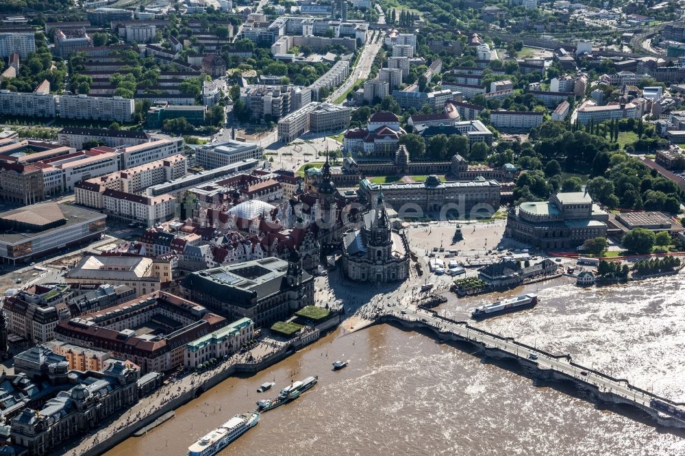 Dresden von oben - Situation während und nach dem Hochwasser am Ufer der Elbe in Dresden im Bundesland Sachsen