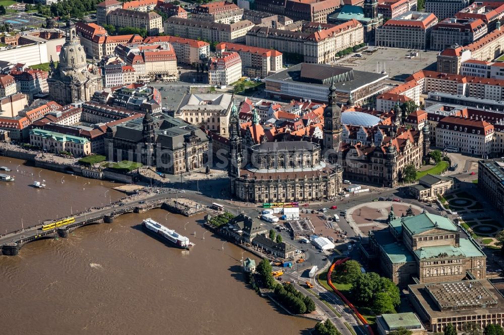 Dresden aus der Vogelperspektive: Situation während und nach dem Hochwasser am Ufer der Elbe in Dresden im Bundesland Sachsen