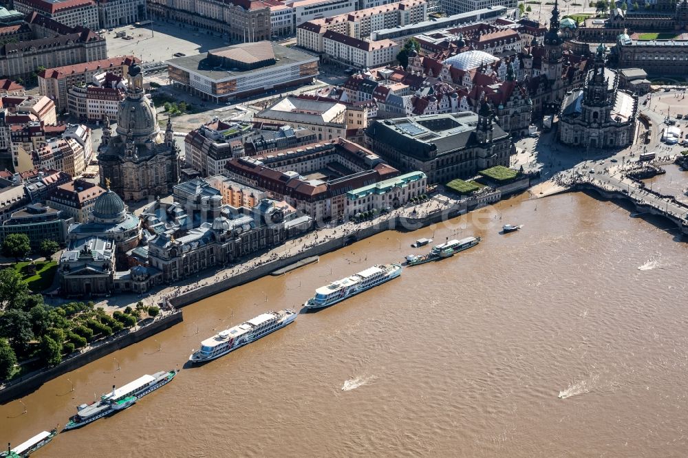 Dresden von oben - Situation während und nach dem Hochwasser am Ufer der Elbe in Dresden im Bundesland Sachsen