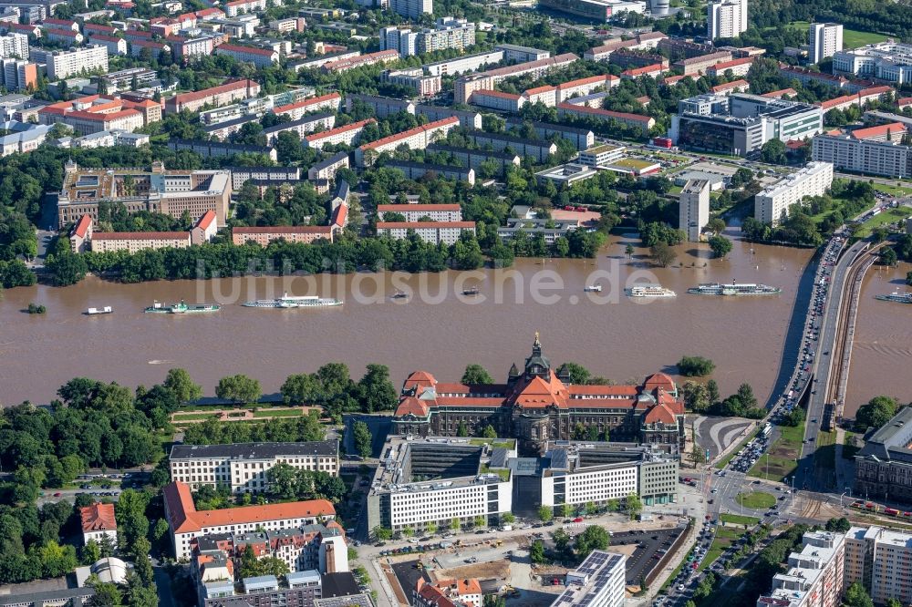 Dresden von oben - Situation während und nach dem Hochwasser am Ufer der Elbe in Dresden im Bundesland Sachsen