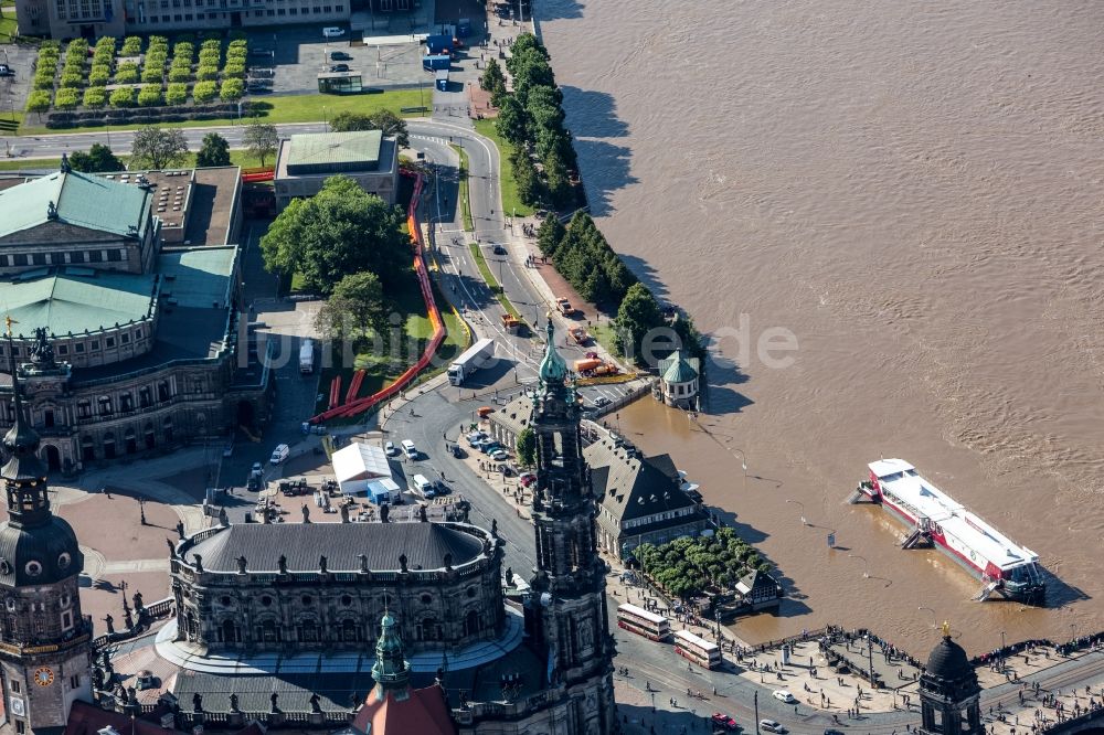 Dresden aus der Vogelperspektive: Situation während und nach dem Hochwasser am Ufer der Elbe in Dresden im Bundesland Sachsen