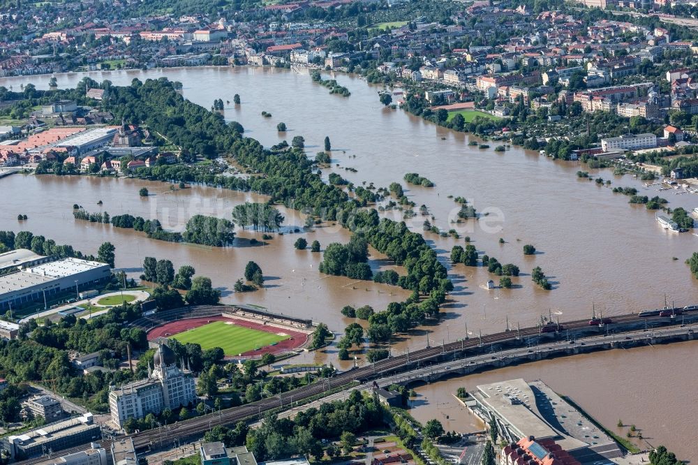 Luftbild Dresden - Situation während und nach dem Hochwasser am Ufer der Elbe in Dresden im Bundesland Sachsen