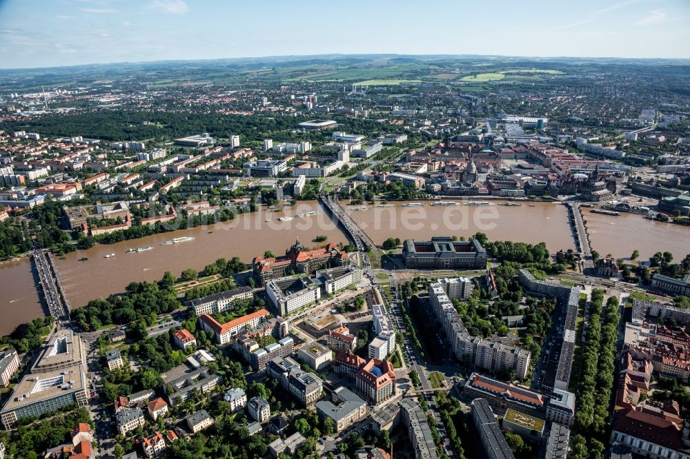 Dresden von oben - Situation während und nach dem Hochwasser am Ufer der Elbe in Dresden im Bundesland Sachsen