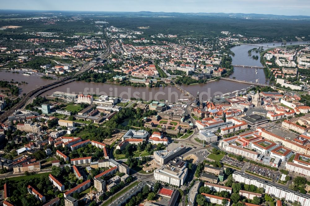 Dresden aus der Vogelperspektive: Situation während und nach dem Hochwasser am Ufer der Elbe in Dresden im Bundesland Sachsen