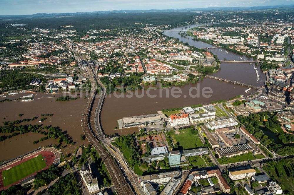 Luftbild Dresden - Situation während und nach dem Hochwasser am Ufer der Elbe in Dresden im Bundesland Sachsen