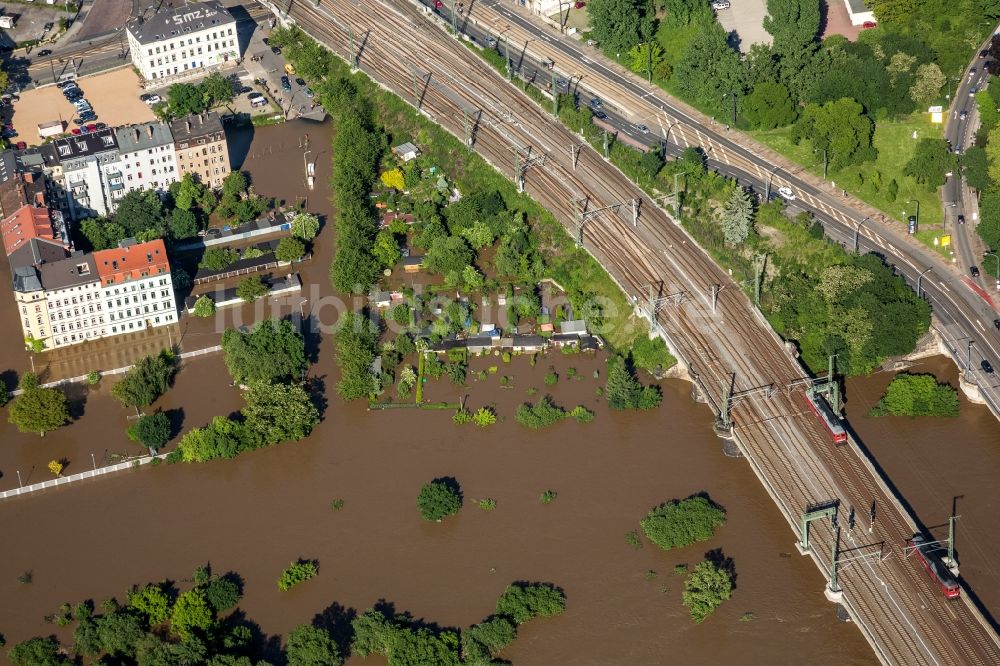 Luftaufnahme Dresden - Situation während und nach dem Hochwasser am Ufer der Elbe in Dresden im Bundesland Sachsen