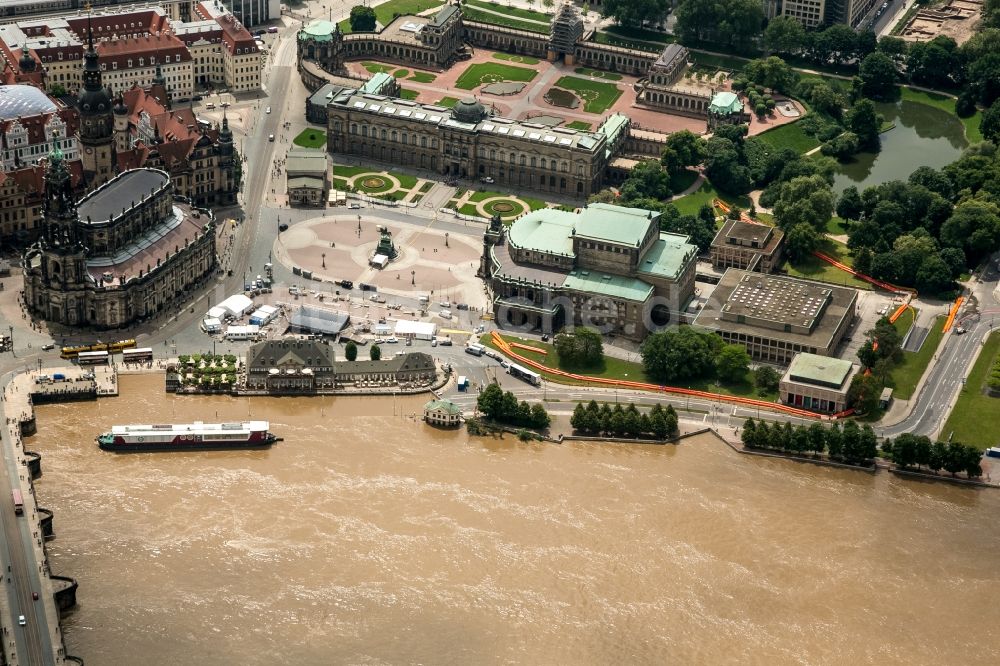 Luftbild Dresden - Situation während und nach dem Hochwasser am Ufer der Elbe in Dresden im Bundesland Sachsen