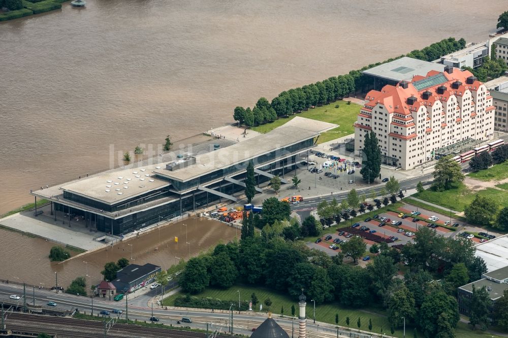 Dresden von oben - Situation während und nach dem Hochwasser am Ufer der Elbe in Dresden im Bundesland Sachsen