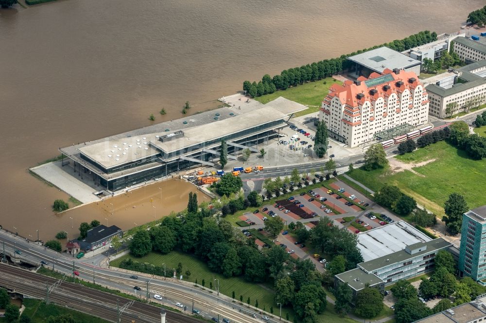 Dresden aus der Vogelperspektive: Situation während und nach dem Hochwasser am Ufer der Elbe in Dresden im Bundesland Sachsen