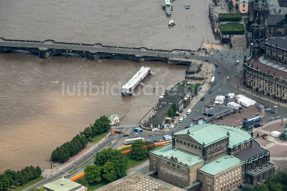 Luftbild Dresden - Situation während und nach dem Hochwasser am Ufer der Elbe in Dresden im Bundesland Sachsen