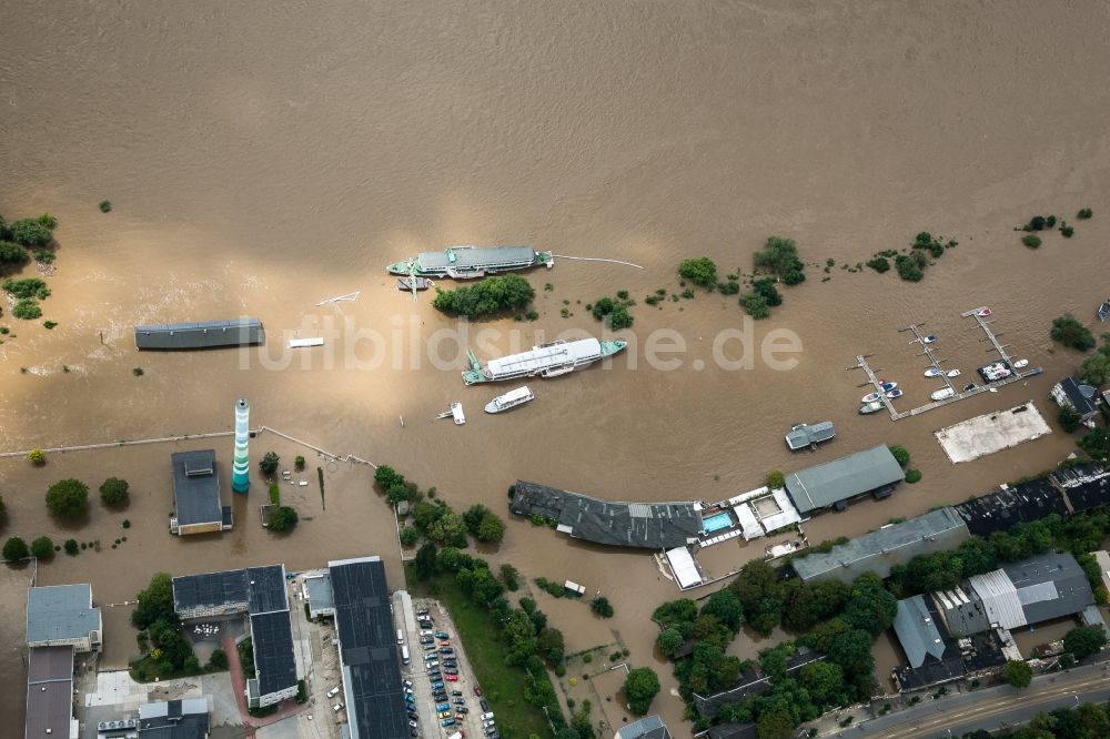 Luftbild Dresden - Situation während und nach dem Hochwasser am Ufer der Elbe in Dresden im Bundesland Sachsen