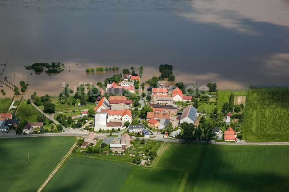 Luftbild Schänitz - Situation während und nach dem Hochwasser am Ufer der Elbe in Schänitz im Landkreis Meißen im Bundesland Sachsen