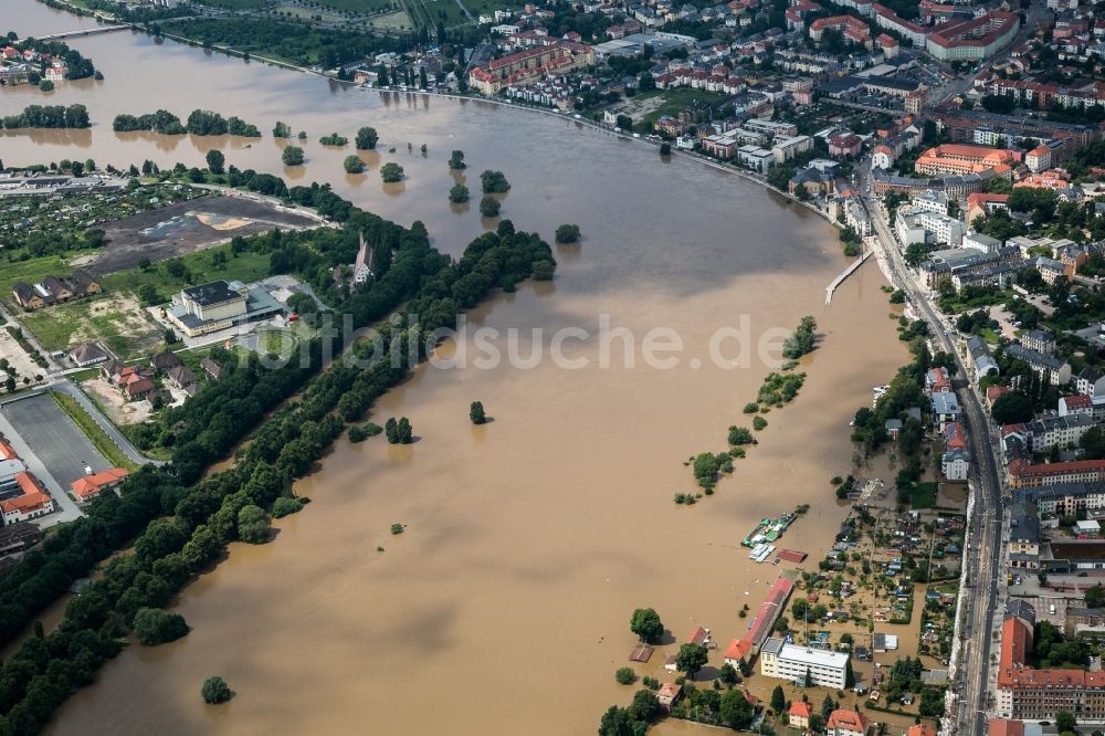 Dresden aus der Vogelperspektive: Situation während und nach dem Hochwasser am Ufer der Elbe im Stadtteil Friedrichstadt in Dresden im Bundesland Sachsen