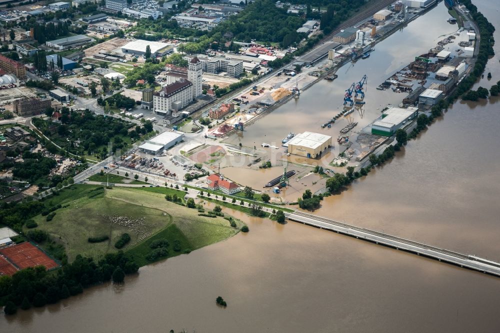 Luftbild Dresden - Situation während und nach dem Hochwasser am Ufer der Elbe im Stadtteil Friedrichstadt in Dresden im Bundesland Sachsen