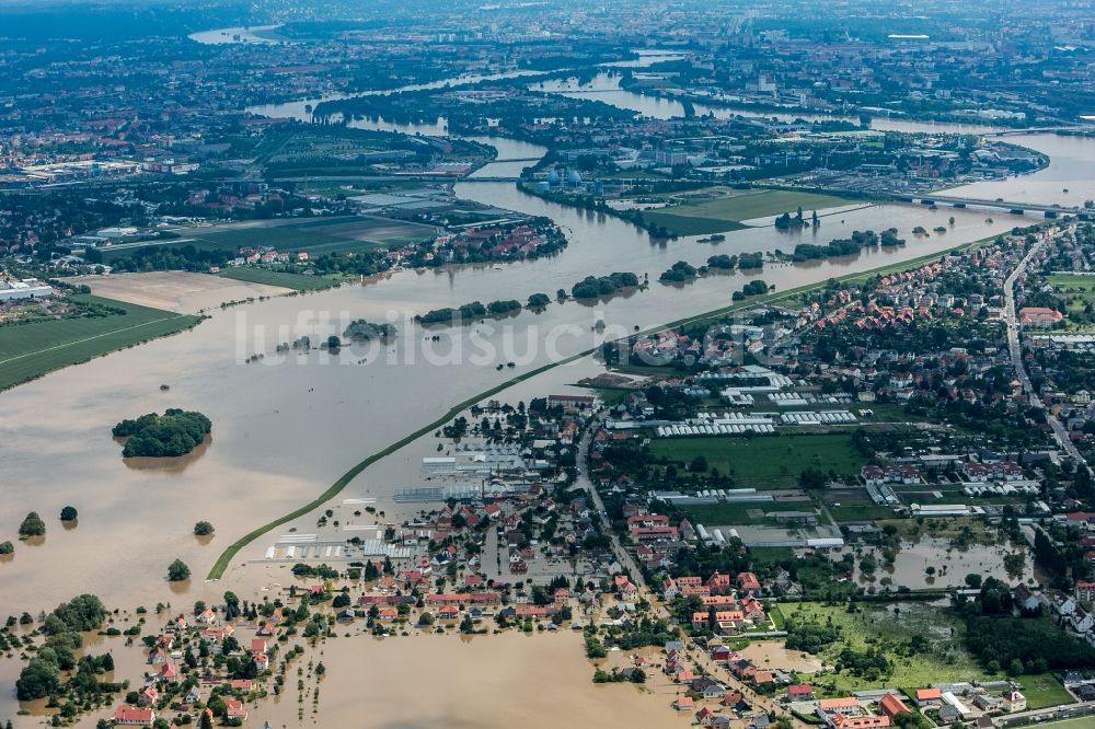 Dresden aus der Vogelperspektive: Situation während und nach dem Hochwasser am Ufer der Elbe im Stadtteil Kaditz in Dresden im Bundesland Sachsen