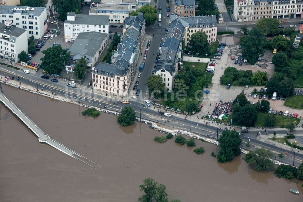 Luftbild Dresden - Situation während und nach dem Hochwasser am Ufer der Elbe im Stadtteil Pieschen in Dresden im Bundesland Sachsen