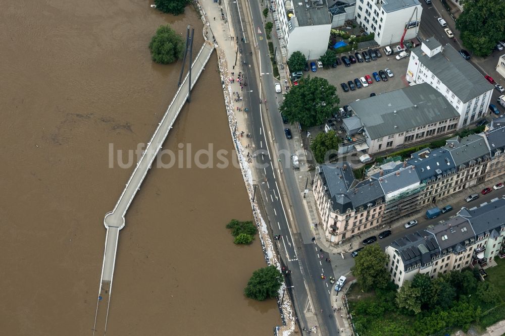 Luftaufnahme Dresden - Situation während und nach dem Hochwasser am Ufer der Elbe im Stadtteil Pieschen in Dresden im Bundesland Sachsen