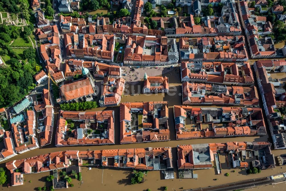 Luftaufnahme Pirna - Situation während und nach dem Hochwasser am Ufer der Elbe im Stadtzentrum von Pirna im Landkreis Sächsische Schweiz-Osterzgebirge im Bundesland Sachsen