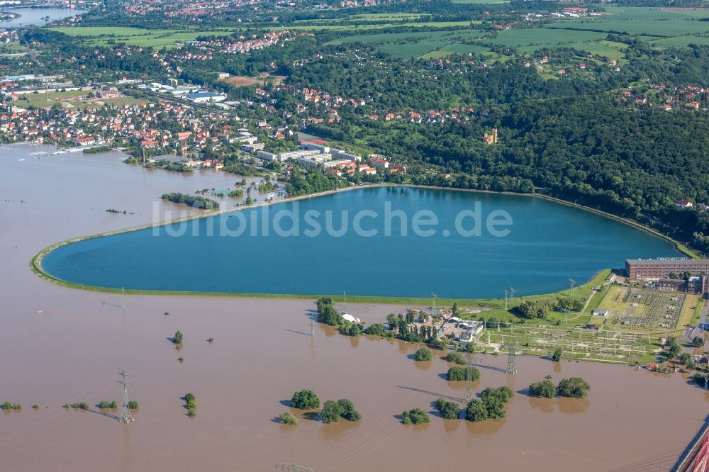 Dresden von oben - Situation während und nach dem Hochwasser am Ufer der Elbe am Stausee Niederwartha im Ortsteil Niederwartha in Dresden im Bundesland Sachsen