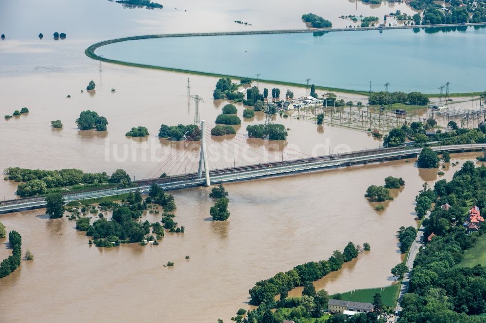 Dresden aus der Vogelperspektive: Situation während und nach dem Hochwasser am Ufer der Elbe am Stausee Niederwartha im Ortsteil Niederwartha in Dresden im Bundesland Sachsen