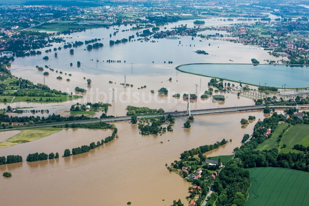 Luftbild Dresden - Situation während und nach dem Hochwasser am Ufer der Elbe am Stausee Niederwartha im Ortsteil Niederwartha in Dresden im Bundesland Sachsen