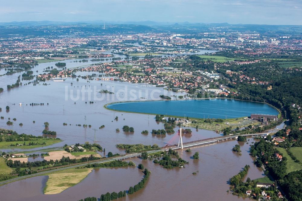 Luftaufnahme Dresden - Situation während und nach dem Hochwasser am Ufer der Elbe am Stausee Niederwartha im Ortsteil Niederwartha in Dresden im Bundesland Sachsen