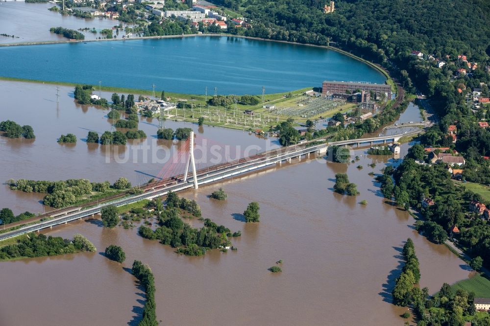 Dresden von oben - Situation während und nach dem Hochwasser am Ufer der Elbe am Stausee Niederwartha im Ortsteil Niederwartha in Dresden im Bundesland Sachsen