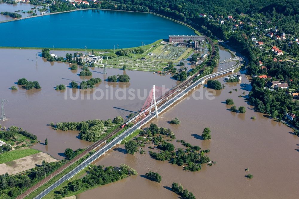 Dresden aus der Vogelperspektive: Situation während und nach dem Hochwasser am Ufer der Elbe am Stausee Niederwartha im Ortsteil Niederwartha in Dresden im Bundesland Sachsen