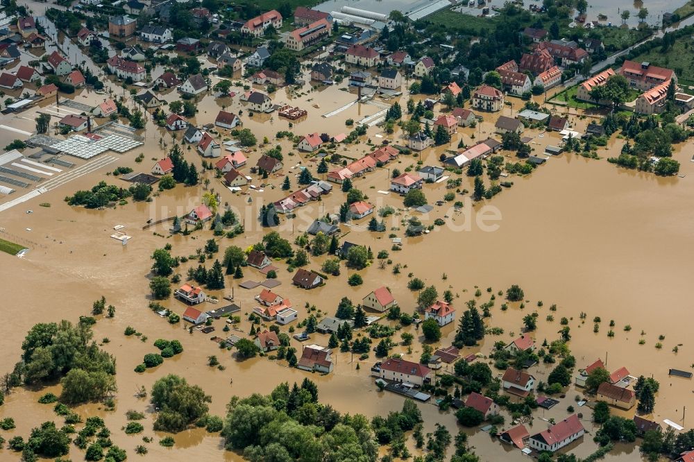 Gohlis / Stetzsch aus der Vogelperspektive: Situation während und nach dem Hochwasser am Ufer der Elbe zwischen Gohlis und Stetzsch bei Dresden im Bundesland Sachsen